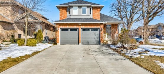 Stoney Creek Home For Sale on Waterbeach Dr- $899,900