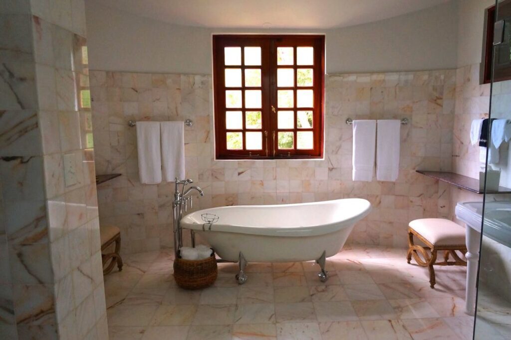 Bathroom with a white bathtub