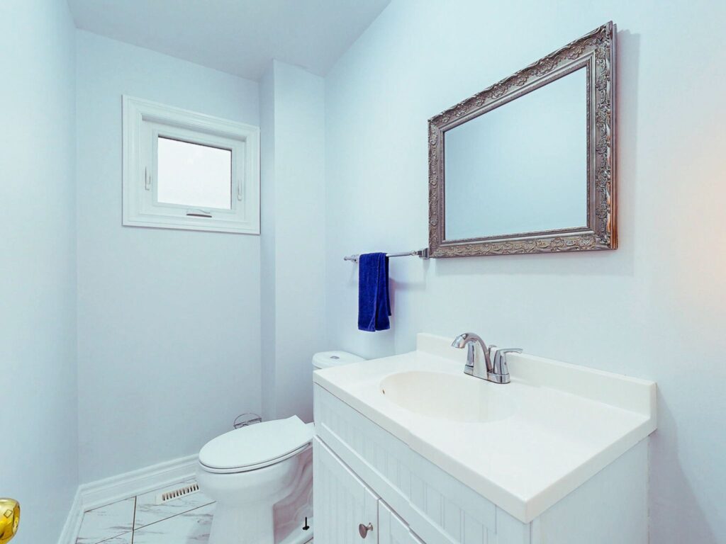 bathroom at 2274 Chapman Court Pickering For Sale - Findlay Real Estate